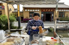今天正在了首批6个小吃摊点集中运营典礼