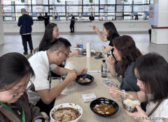 家长代表们配合龙校区食堂